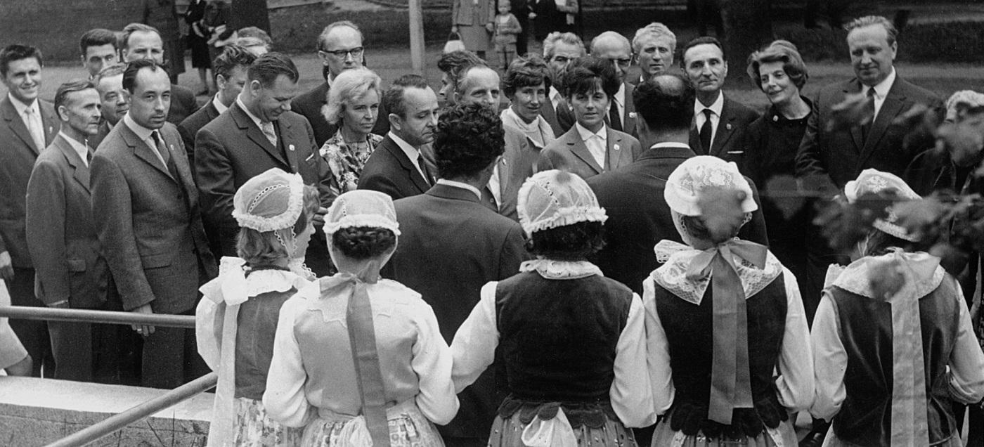 Jurorzy i goście Konkursu, podczas urządzonej dla nich wycieczki, poznali zabytki Poznania i Wielkopolski. Na zdjęciu: powitanie w Środzie Wlkp., mieście świętującym 700-lecie istnienia.