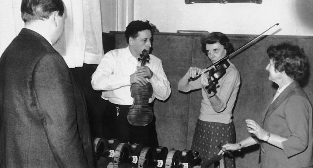 Jurorzy przy pracy. Od lewej: Tadeusz Wroński,
Louis Poulet, Eugenia Umińska i Irena Dubiska — podczas sprawdzania walorów dźwiękowych
instrumentów.