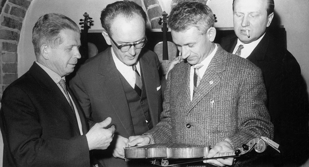 Premysl Spidlen
(drugi z prawej)
prezentuje swoje
nagrodzone skrzypce.
Na zdjęciu od lewej:
Karel Pilar, Włodzimierz Kamiński i Tadeusz Wroński.