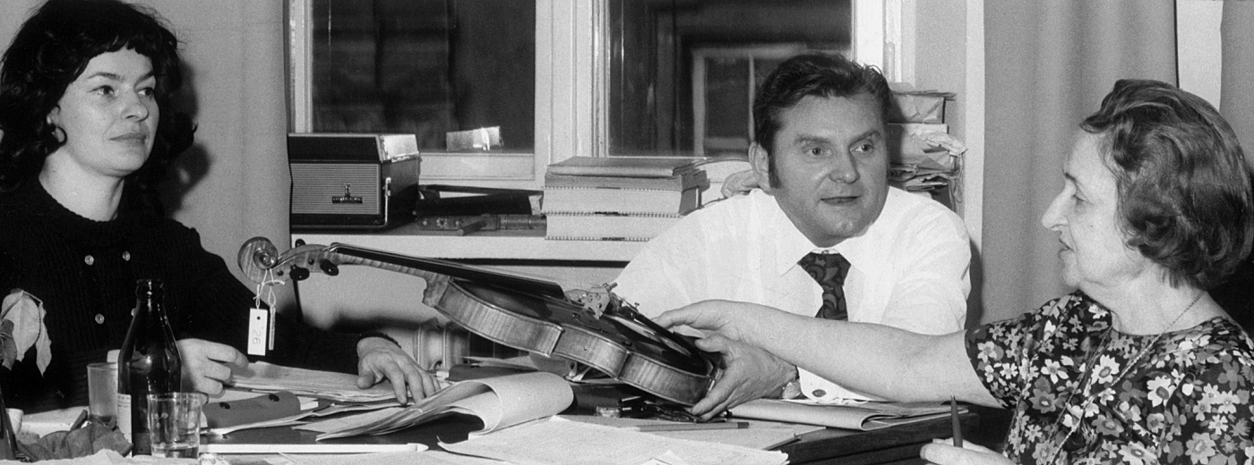 Jurorzy przy pracy. Od lewej: Jadwiga Kaliszewska, Zenon Płoszaj i Irena Dubiska.