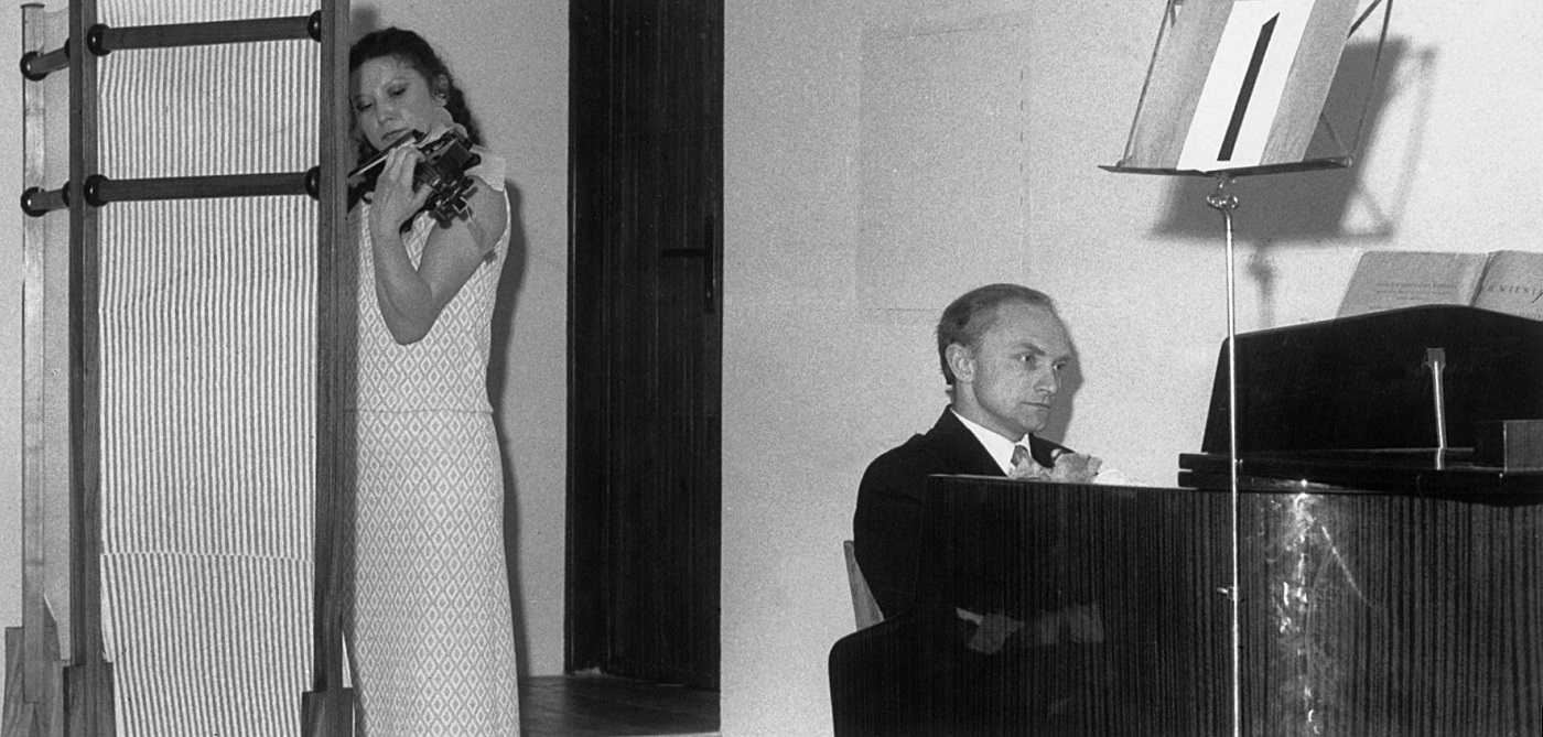 Finałowe przesłuchania dźwiękowe konkursowych instrumentów. W warunkach kameralnych dokonali ich skrzypaczka Wanda Wierzbicka i pianista Jan Jański.