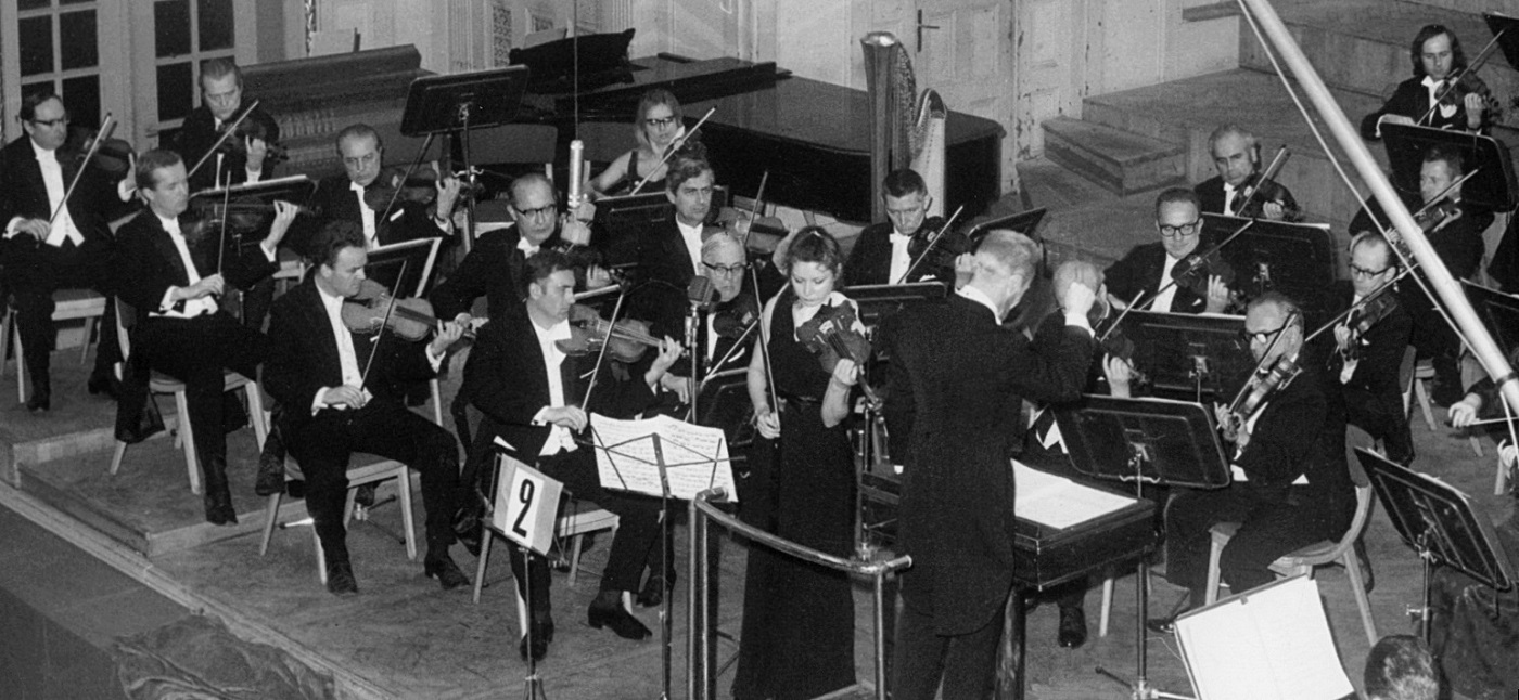 Próby dźwiękowe w wielkiej sali koncertowej (Aula Uniwersytetu im. A. Mickiewicza); na estradzie Wanda Wierzbicka i orkiestra filharmoników poznańskich pod dyrekcją Renarda Czajkowskiego.