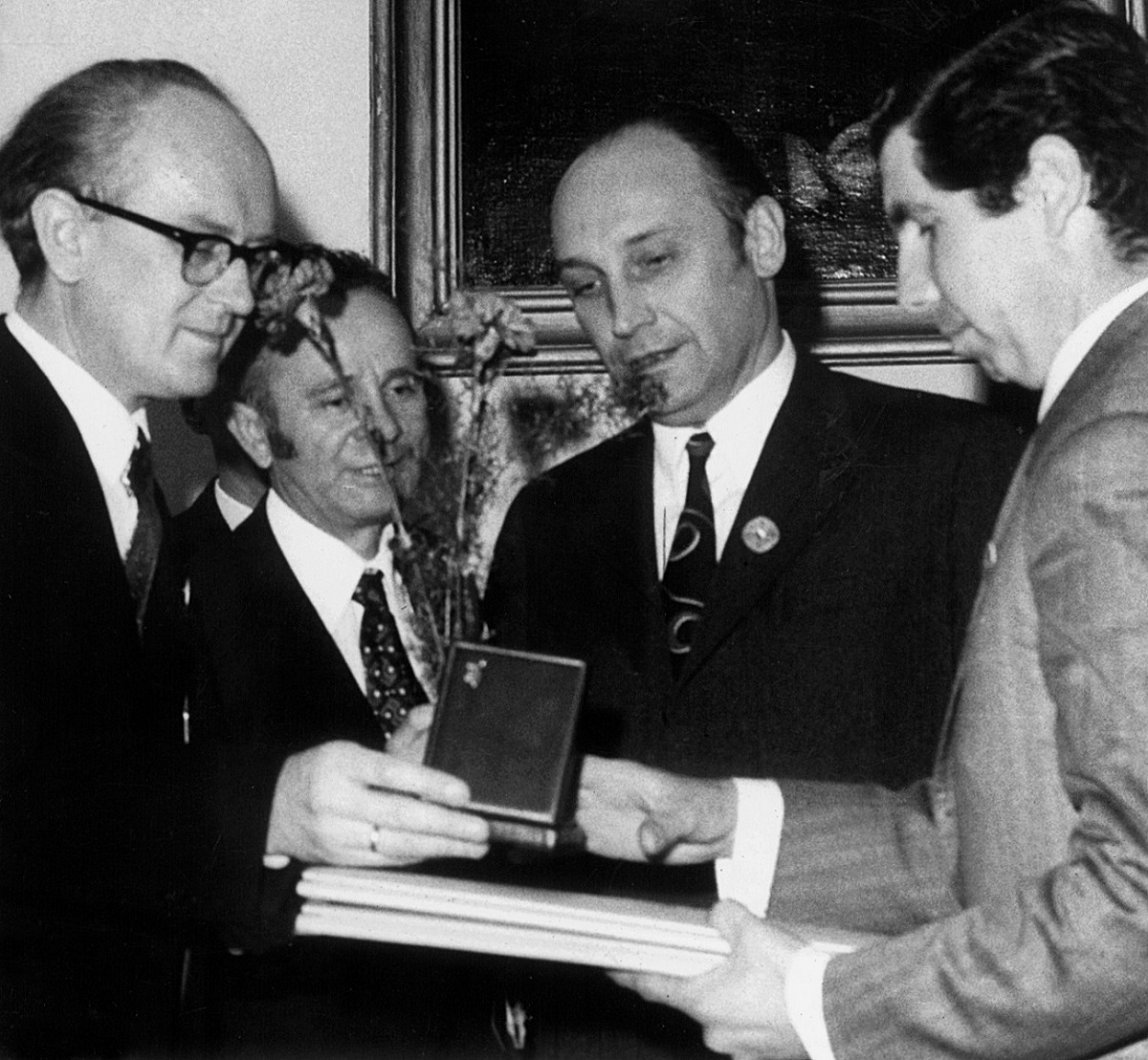 Antonio Capela (pierwszy z prawej) – laureat III i jednej z równorzędnych IV nagród, przyjmuje dyplomy i medal.