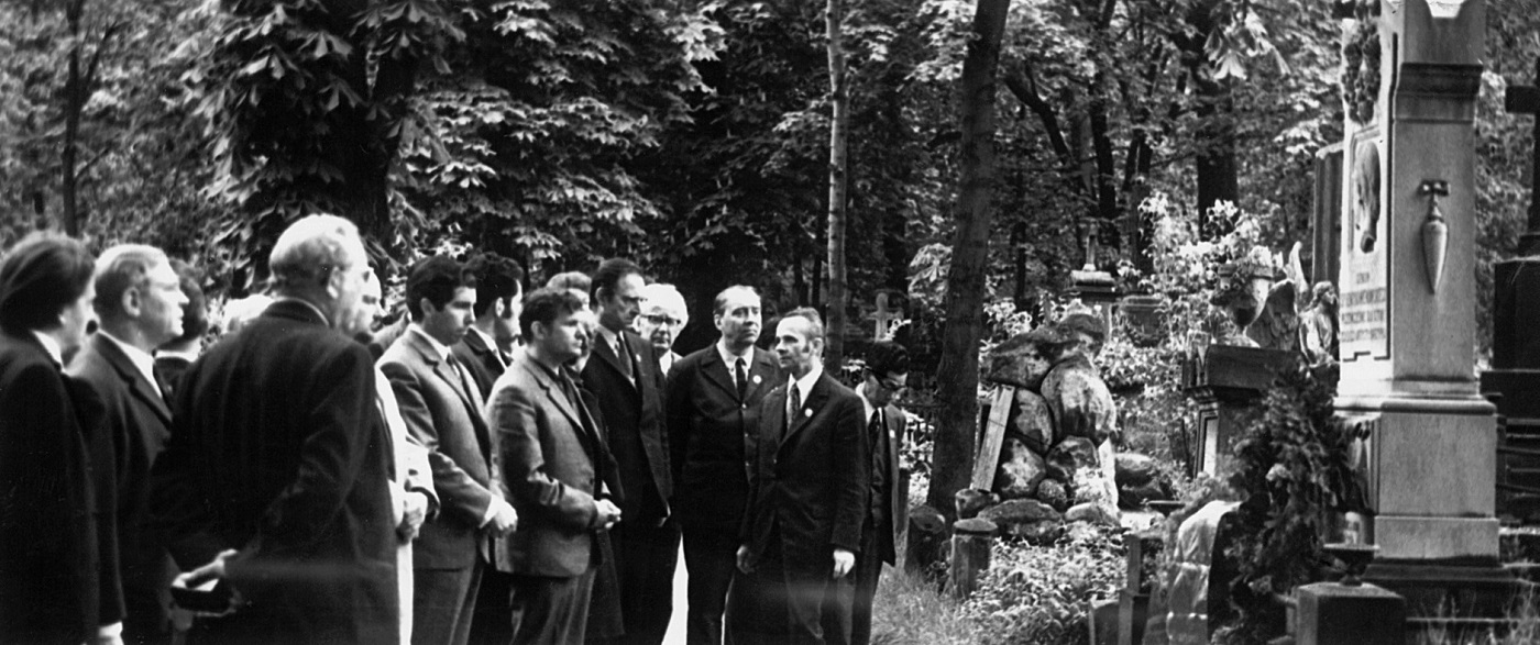 Po zwiedzeniu Żelazowej Woli i stolicy, oddano hołd patronowi Konkursu Henrykowi Wieniawskiemu, przy jego grobie na cmentarzu powązkowskim w Warszawie.