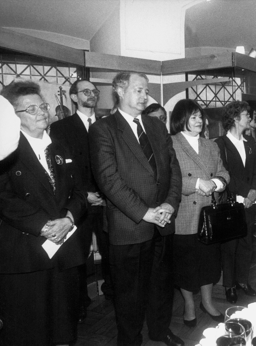Uroczystość otwarcia Konkursu odbyła się w Muzeum Instrumentów Muzycznych. Na zdjęciu od lewej: Izabela Bojkowska – dyrektor Departamentu Sztuki Ministerstwa Kultury i Sztuki, Zdzisław Dworzecki – dyrektor Towarzystwa Muzycznego im. H. Wieniawskiego, Jadwiga Kaliszewska - prezes Towarzystwa Muzycznego im. H. Wieniawskiego i Hanna Rubas – dyrektor Wydziału Kultury i Sztuki Urzędu Miejskiego w Poznaniu.