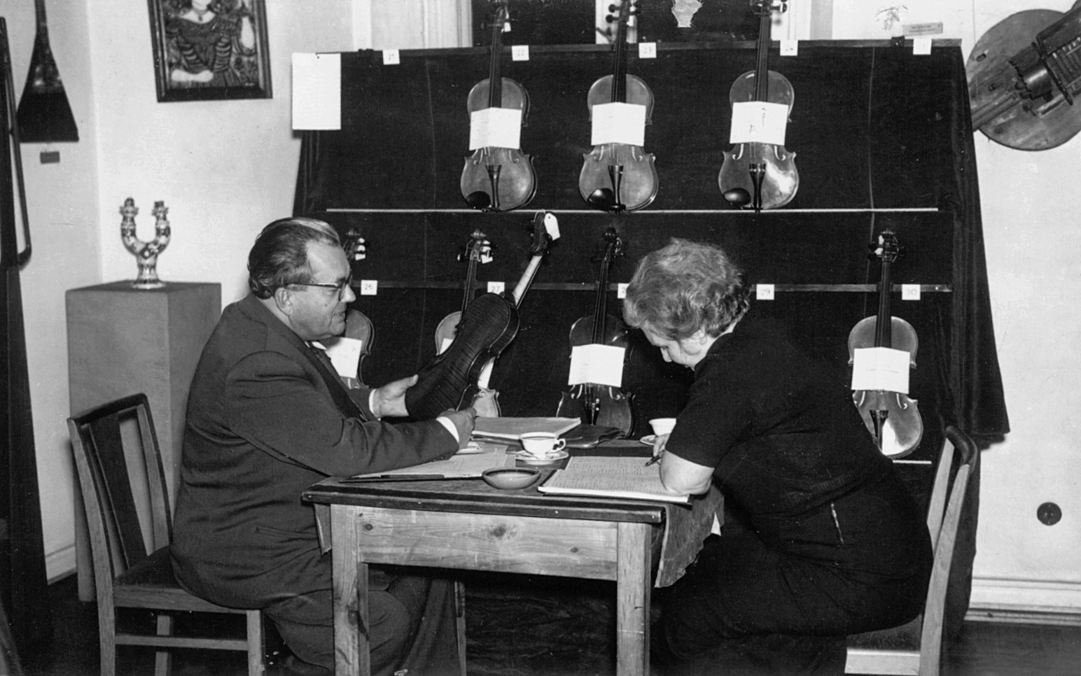 Jurorzy podczas pracy: lutnik Hermann Meinel
i skrzypaczka Galina Barinowa.