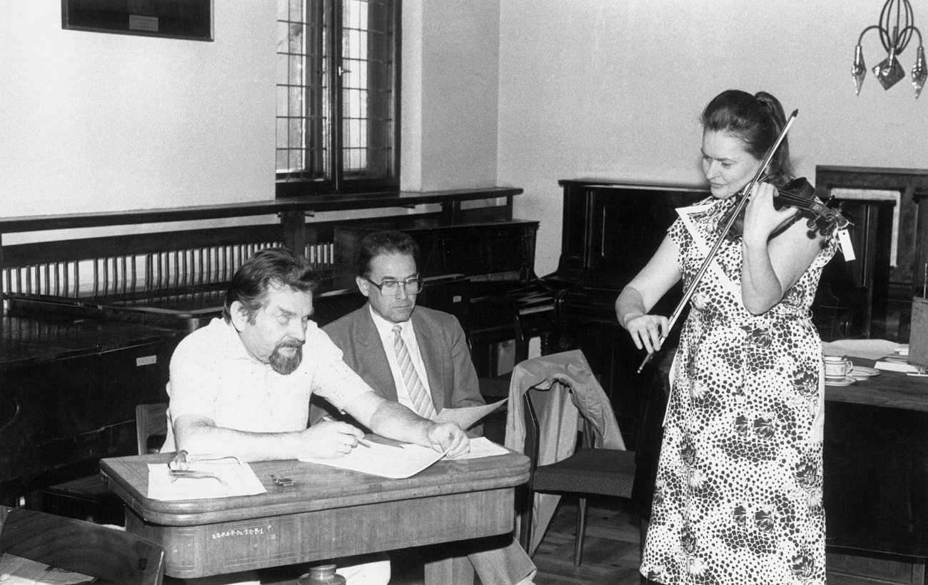 Jadwiga Kaliszewska, Zenon Płoszaj (left) and Vladimir Grigoriew evaluate another violin.