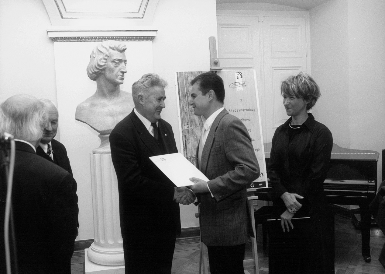 Andrzej Wituski, president of the Henryk Wieniawski Society in Poznan and Director of the Competition congratulates the winner.