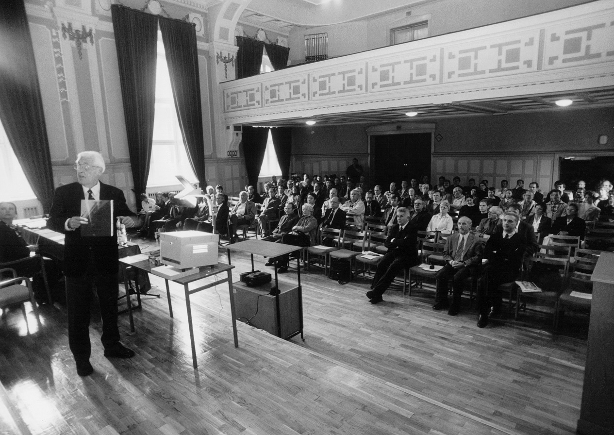 Konkursowi towarzyszyło Międzynarodowe Sympozjum Lutnicze, urządzone 21 września w auli Akademii Muzycznej. Wzięło w nim udział około 80 osób z kraju i z zagranicy, a także goście honorowi Konkursu: Antonio Capela z Portugalii, Gio Batta Morassi i Renato Scrollavezza z Włoch, Vladimir Pilar z Czech, Jan Pawlikowski z Polski i Karl Roy z Niemiec (na zdjęciu – w czasie wykładu o twórczości Jacoba Stainera i rodziny Klotzów).