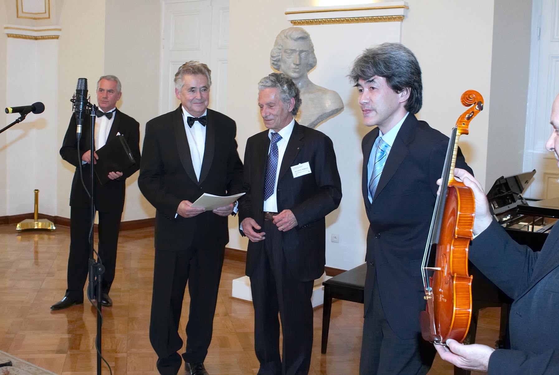 Zwycięskie skrzypce i ich twórca — Japończyk z… Cremony, Hiroshi Kikuta, laureat I nagrody i medalu za najwyżej ocenione walory dźwiękowe instrumentu. Obok: Gio Batta Morassi, przewodniczący jury i Andrzej Wituski, dyrektor Konkursu.