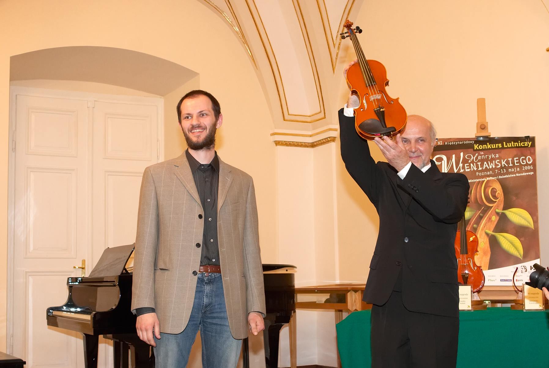 Laureat III nagrody Alessandro Scandroglio (Włochy), najmłodszy wśród laureatów, jego skrzypce w rękach Andrzeja Łapy, sekretarza jury.