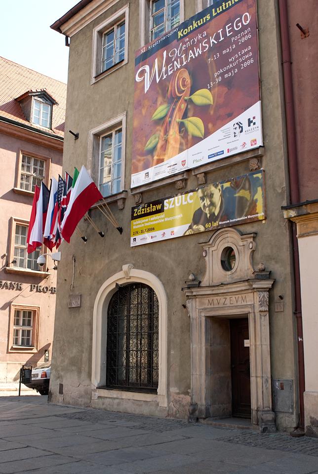 W zgodzie z tradycją siedzibą Konkursu było Muzeum Instrumentów Muzycznych przy Starym Rynku, oddział Muzeum Narodowego. Tutaj zgromadzono 99 skrzypiec (spośród 146 zgłoszonych) nadesłanych do Poznania i wykonanych przez 75 lutników z 16 krajów.