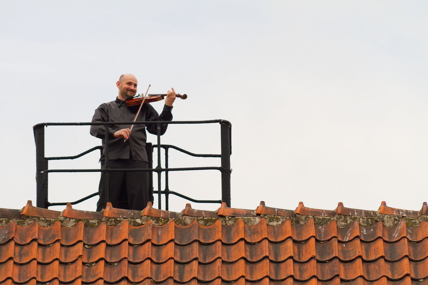 Artur Banaszkiewicz as a fiddler on the roof.