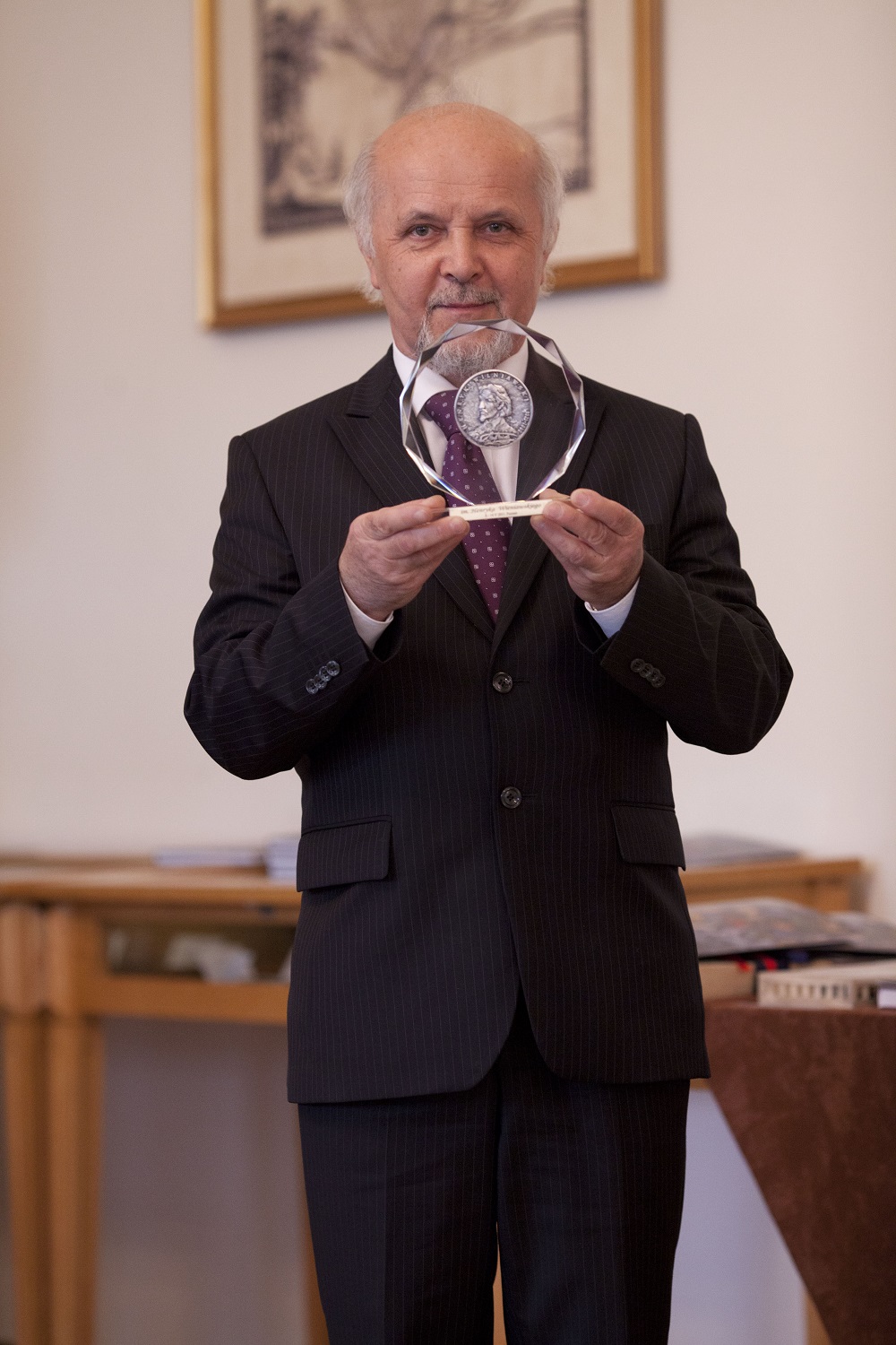 Andrzej Łapa presenting Medal of Henryk Wieniawski Musical Society for the highest acoustic qualities of the instrument.