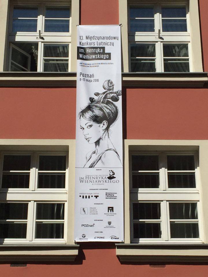 Banner z grafiką autorstwa Andrzeja Pągowskiego zawisł na siedzibie organizatora Międzynarodowych Konkursów im. H. Wieniawskiego (06.05.2016)