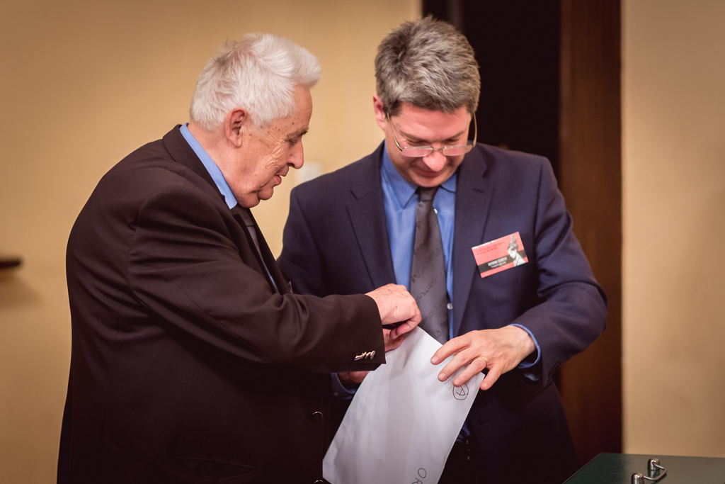 Opening envelopes containing names of violin makers. Andrzej Wituski - director of the Competition and Raymond Schryer - Chairman of the Jury.