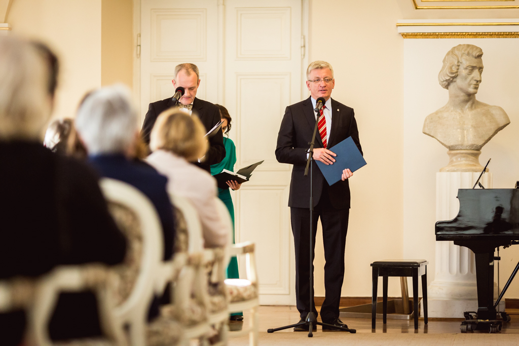 Od prawej: Jacek Jaśkowiak - Prezydent Miasta Poznania, Waldemar Łyś - tłumacz Konkursu. Ceremonia wręczenia nagród, Sala Biała Urzędu Miasta Poznania (14.05.2016)