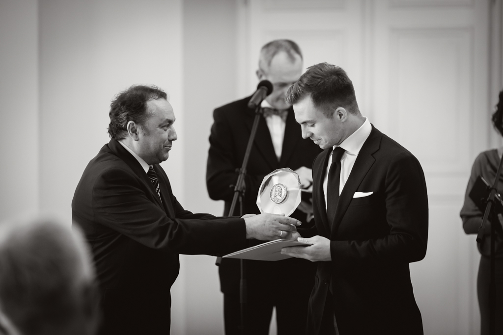 Bartosz Bryła wręcza Medal Towarzystwa Muzycznego im. Henryka Wieniawskiego za najwyżej ocenione walory dźwiękowe instrumentu Piotrowi Pielaszkowi. Ceremonia wręczenia nagród, Sala Biała Urzędu Miasta Poznania (14.05.2016)