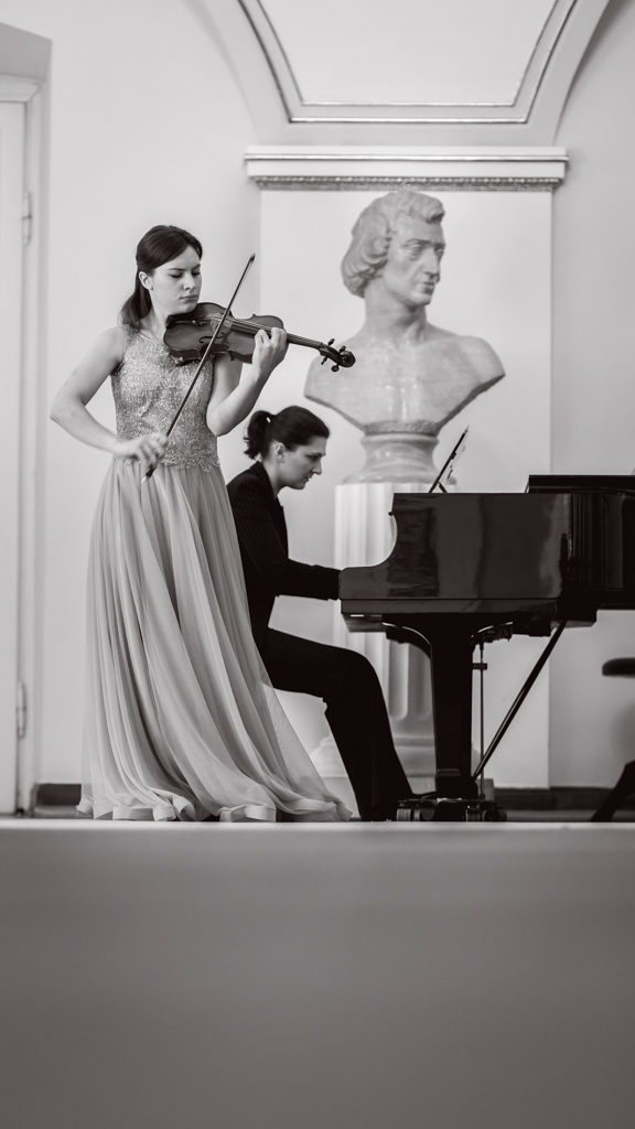 Celina Kotz - skrzypce, Hanna Holeksa - fortepian. Koncert na nagrodzonych instrumentach. Sala Biała Urzędu Miasta Poznania (14.05.2016)