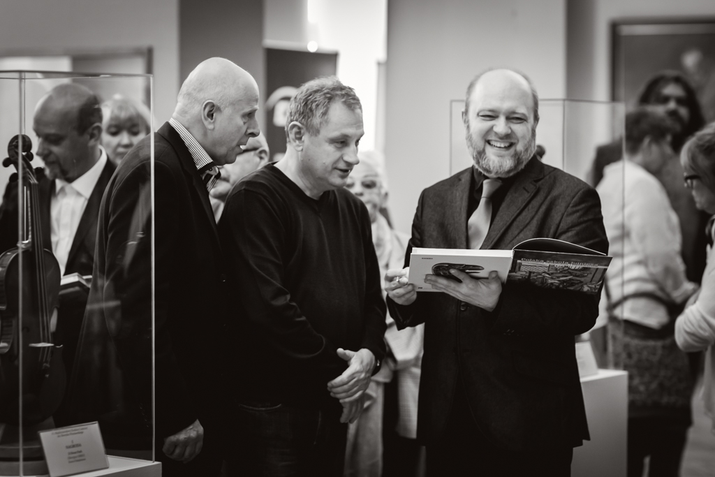 From left: Tadeusz Słodyczka, Wojciech Łukasz, Patryk Frankowski. Opening of the  exhibition of competition instruments. Spanish Hall of the National Museum in Poznań.