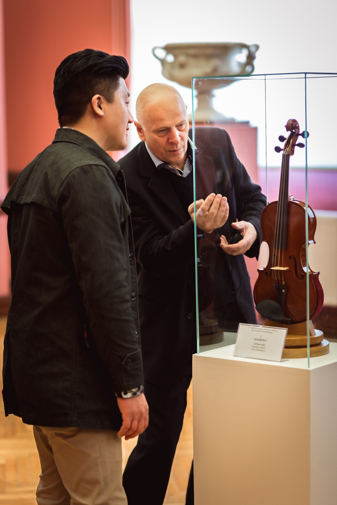 Ji Hwan Park - winner of the Competition with jury member Tadeusz Słodyczka. Opening of the  exhibition of competition instruments. Spanish Hall of the National Museum in Poznań.