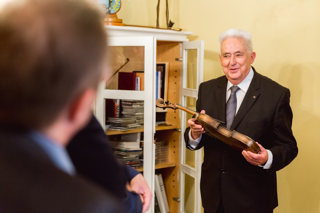 Dyrektor Andrzej Wituski gości jurorów w swoim gabinecie w siedzibie Towarzystwa Muzycznego im. H. Wieniawskiego (08.05.2016)