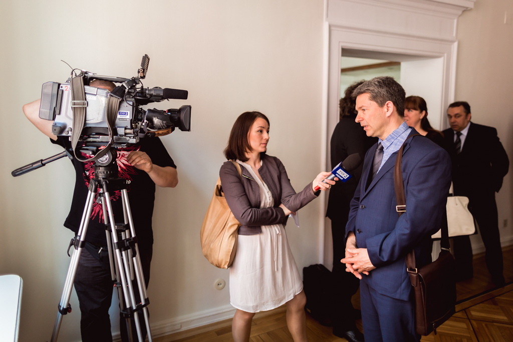 Przewodniczący Jury Raymond Schryer udziela wywiadu dziennikarce TVP3 Poznań (08.05.2016)