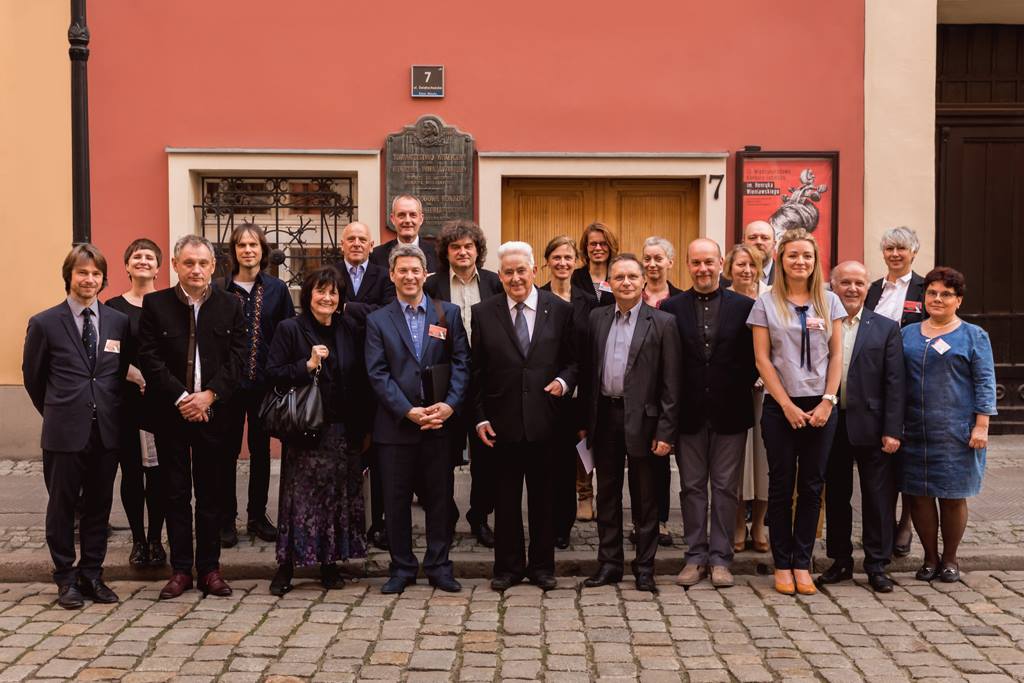 Zespół organizacyjny Towarzystwa Muzycznego im. Henryka Wieniawskiego wraz z jurorami i współpracownikami konkursu. Od lewej: Jan Spidlen, Magdalena Wiśniewska, Wojciech Łukasz, Dima Tkachenko, Eszter Perenyi, Tadeusz Słodyczka, Waldemar Łyś, Raymod Schryer, Marek Pielaszek, Andrzej Wituski, Ulrike Dederer, Ewa Mikołajczak, Mariusz Derewecki, Andrea Frandsen, Dante Fulvio Lazzari, Alina Kurczewska, Patryk Frankowski, Barbara Guzek, Andrzej Łapa, Katarzyna Tuliszka, Iwona Leśniewicz (08.05.2016).