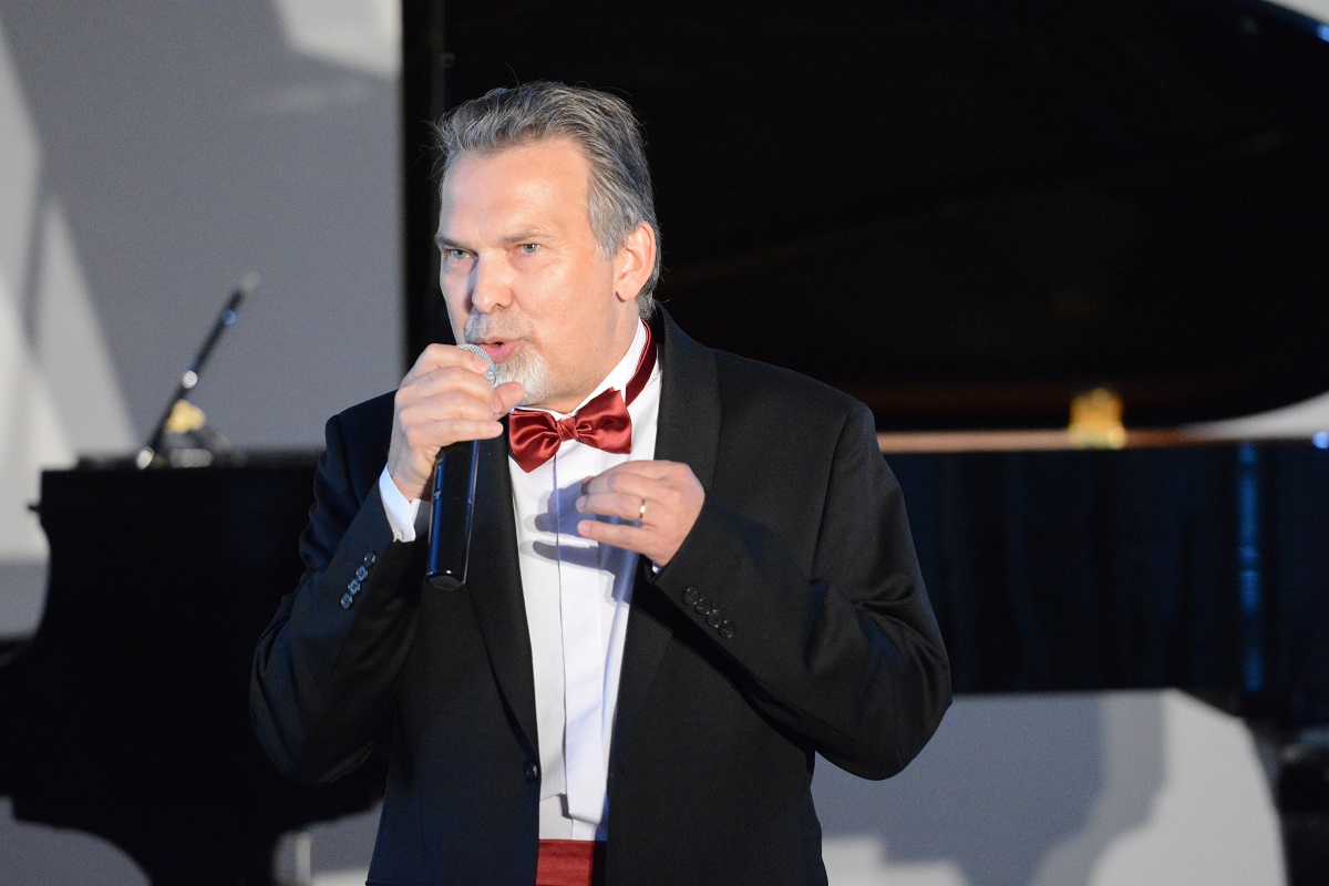 Krzysztof Szaniecki - prowadzący koncert. Fot. Tadeusz Boniecki