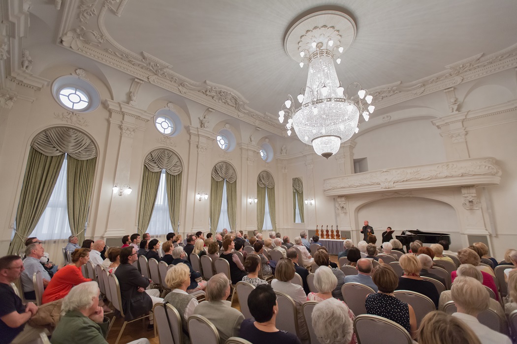 Publiczność zgromadzona w Sali Białej Hotelu Bazar.
