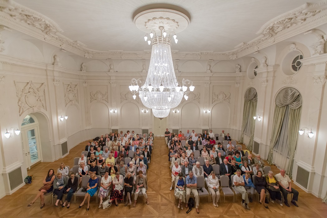 Publiczność zgromadzona w Sali Białej Hotelu Bazar.