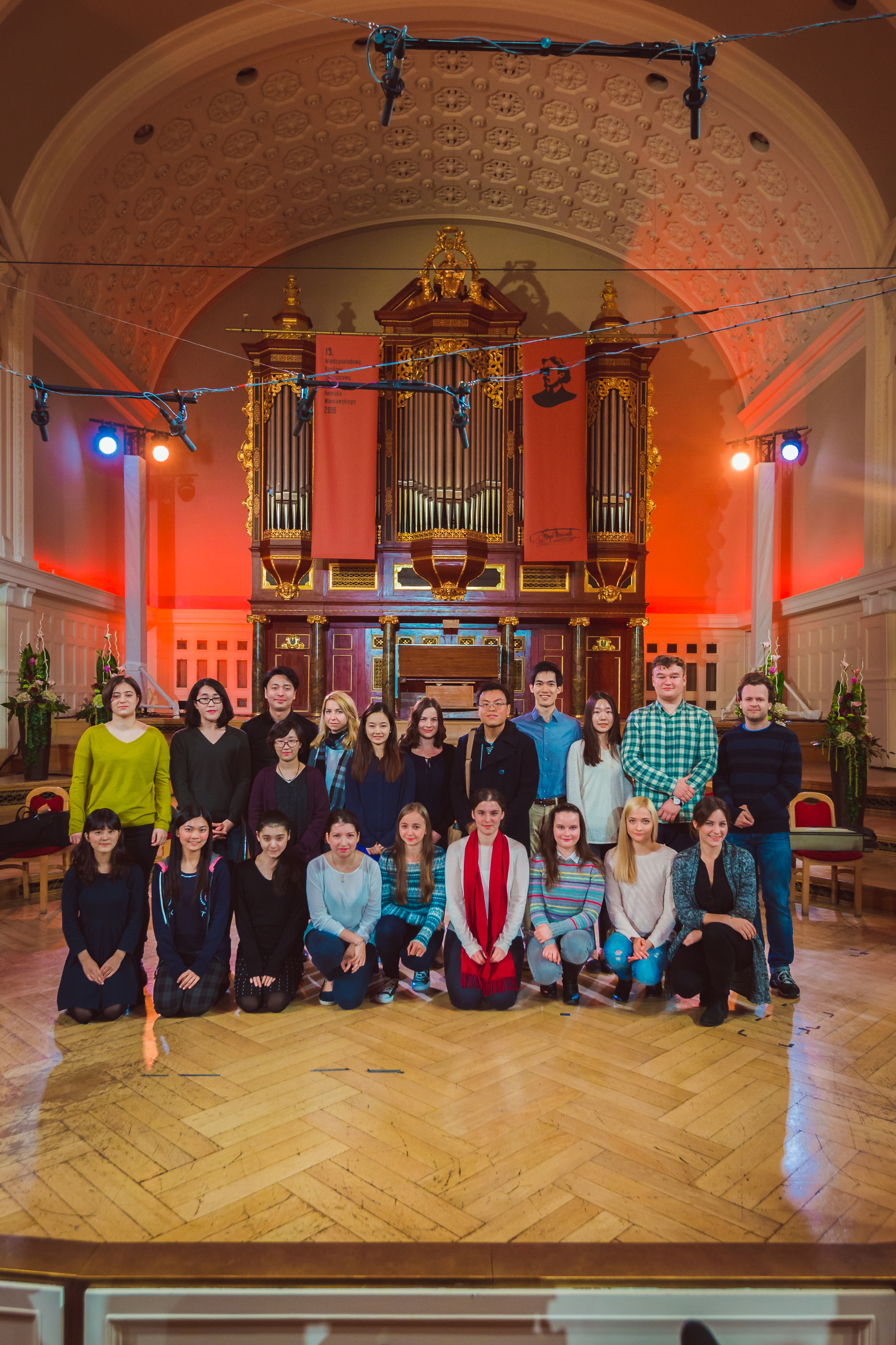 RR Studio. Ogłoszenie wyników pierwszego etapu. Zdjęcie grupowe uczestników konkursu.