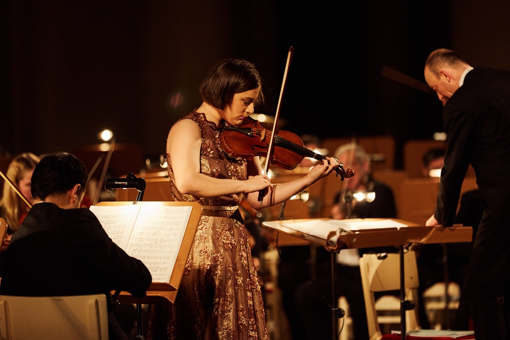 Veriko Tchumburidze, Akademicka Orkiestra Symfoniczna w Sankt Petersburgu pod dyr. P. Sułkowskiego. II International Violin Festival (violinfest.org). Fot. Daniil Rabovsky