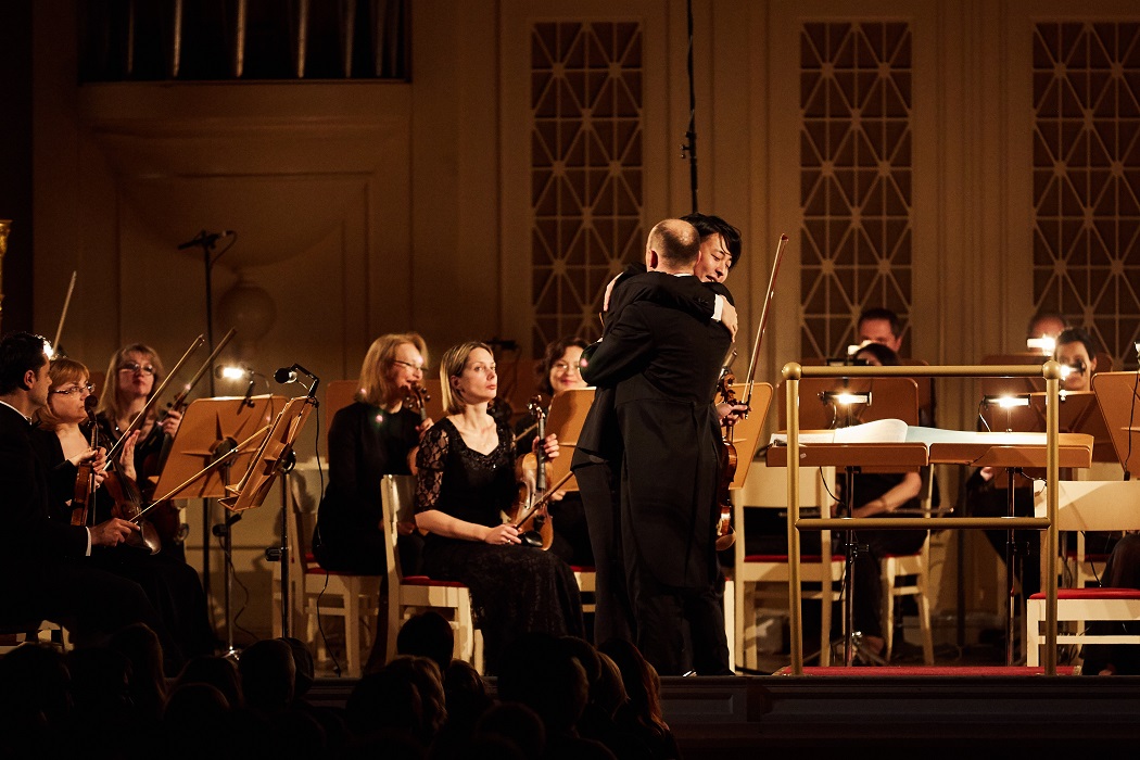 Seiji Okamoto, Akademicka Orkiestra Symfoniczna w Sankt Petersburgu pod dyr. P. Sułkowskiego. II International Violin Festival (violinfest.org). Fot. Daniil Rabovsky