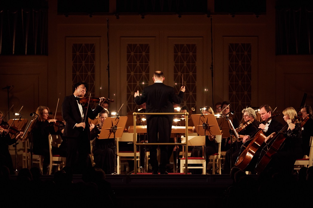 Veriko Tchumburidze, Seiji Okamoto, Akademicka Orkiestra Symfoniczna w Sankt Petersburgu pod dyr. P. Sułkowskiego. II International Violin Festival (violinfest.org). Fot. Daniil Rabovsky
