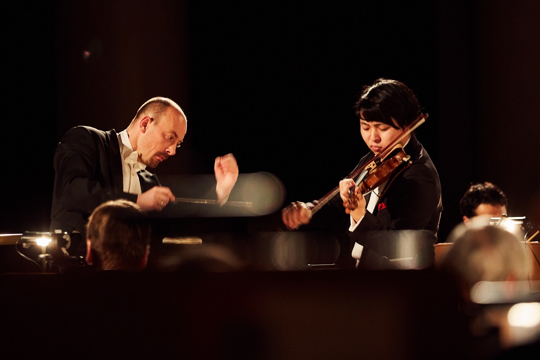 Seiji Okamoto, Akademicka Orkiestra Symfoniczna w Sankt Petersburgu pod dyr. P. Sułkowskiego. II International Violin Festival (violinfest.org). Fot. Daniil Rabovsky