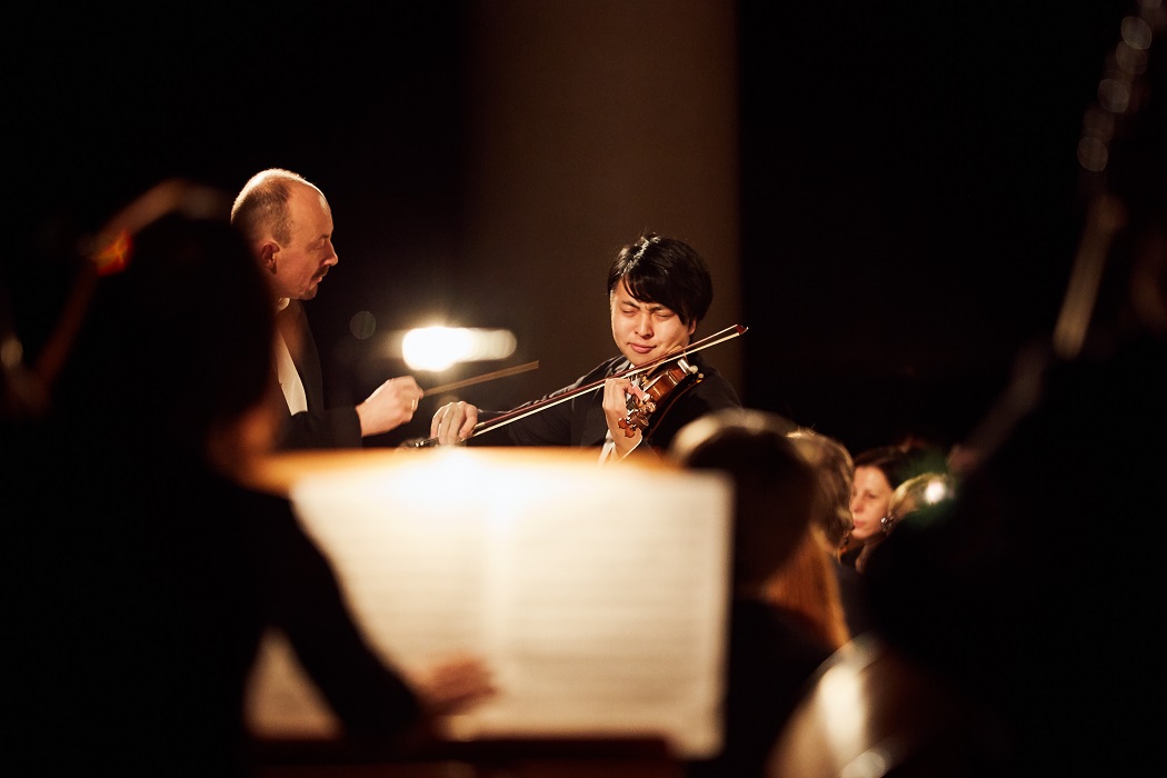 Seiji Okamoto, Akademicka Orkiestra Symfoniczna w Sankt Petersburgu pod dyr. P. Sułkowskiego. II International Violin Festival (violinfest.org). Fot. Daniil Rabovsky