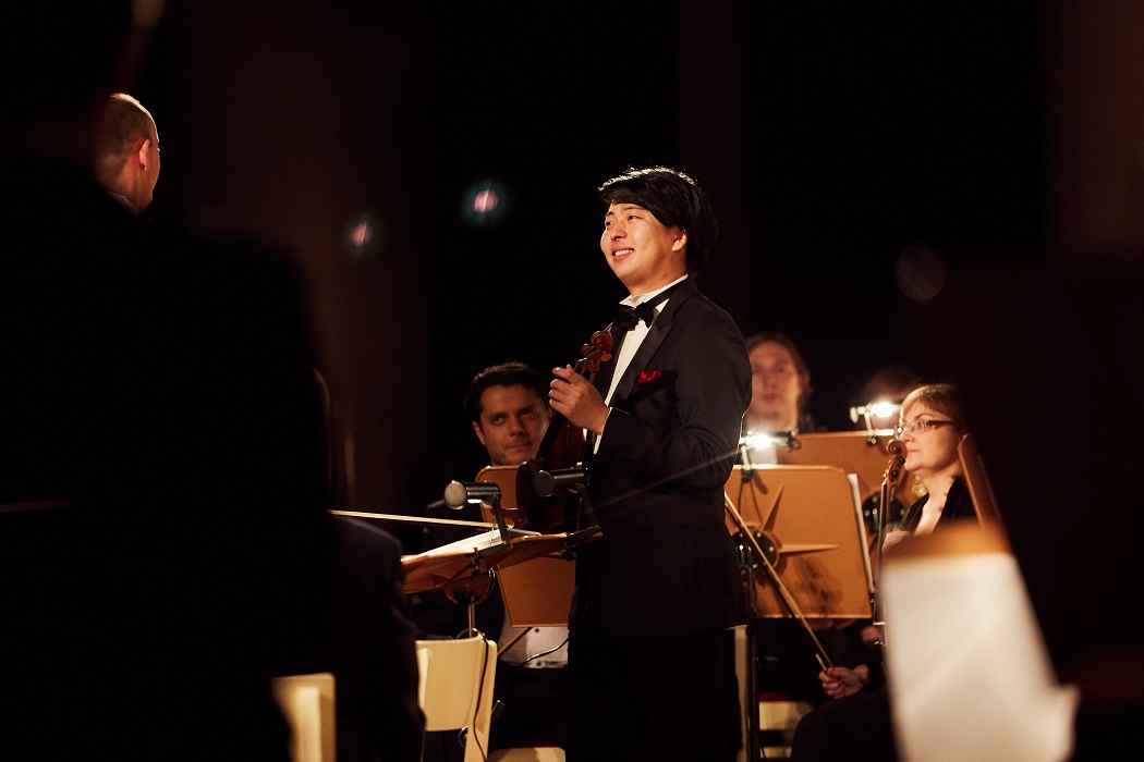 Seiji Okamoto, Akademicka Orkiestra Symfoniczna w Sankt Petersburgu pod dyr. P. Sułkowskiego. II International Violin Festival (violinfest.org). Fot. Daniil Rabovsky