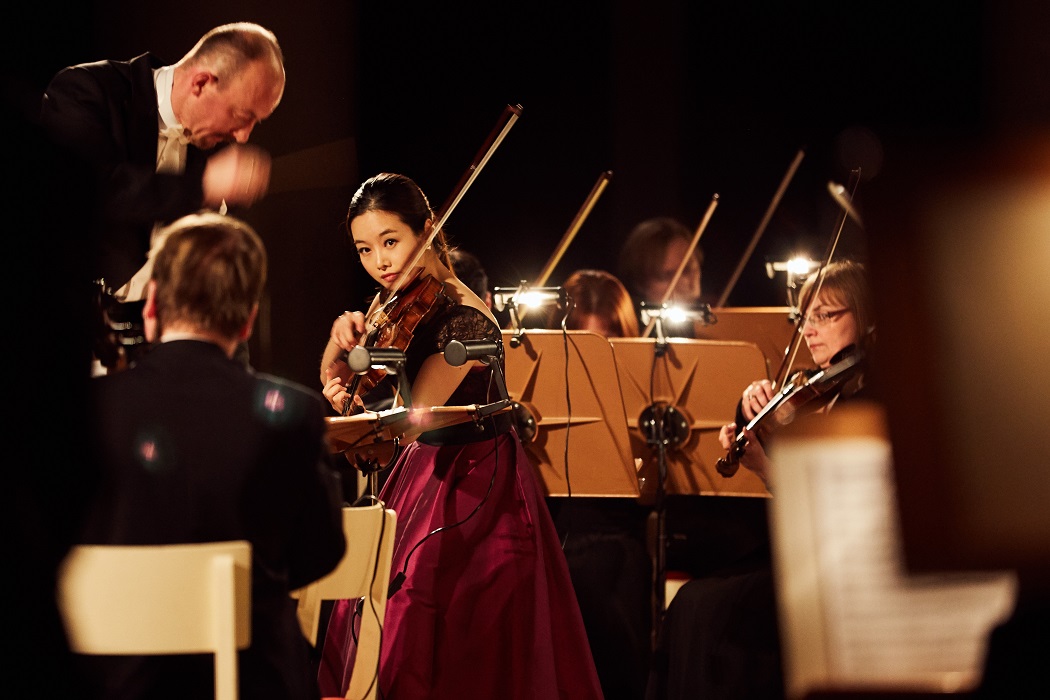Bomsori Kim, Akademicka Orkiestra Symfoniczna w Sankt Petersburgu pod dyr. P. Sułkowskiego. II International Violin Festival (violinfest.org). Fot. Daniil Rabovsky