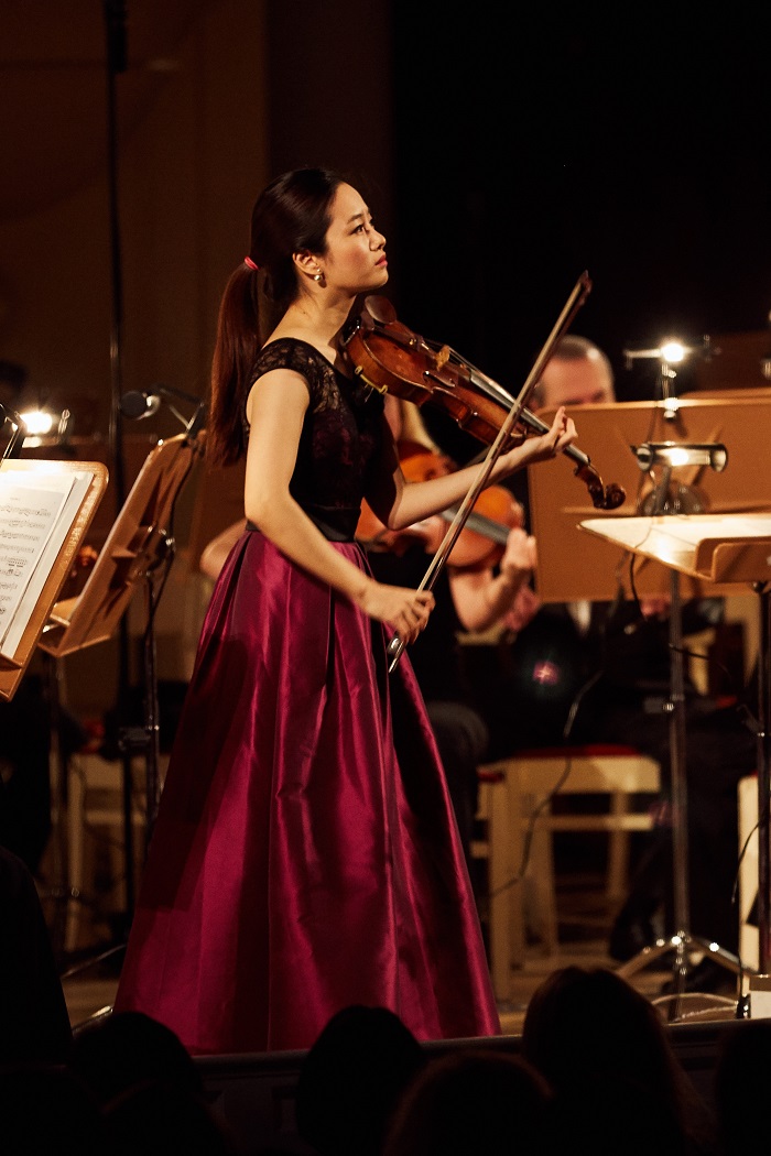 Bomsori Kim, Akademicka Orkiestra Symfoniczna w Sankt Petersburgu pod dyr. P. Sułkowskiego. II International Violin Festival (violinfest.org). Fot. Daniil Rabovsky
