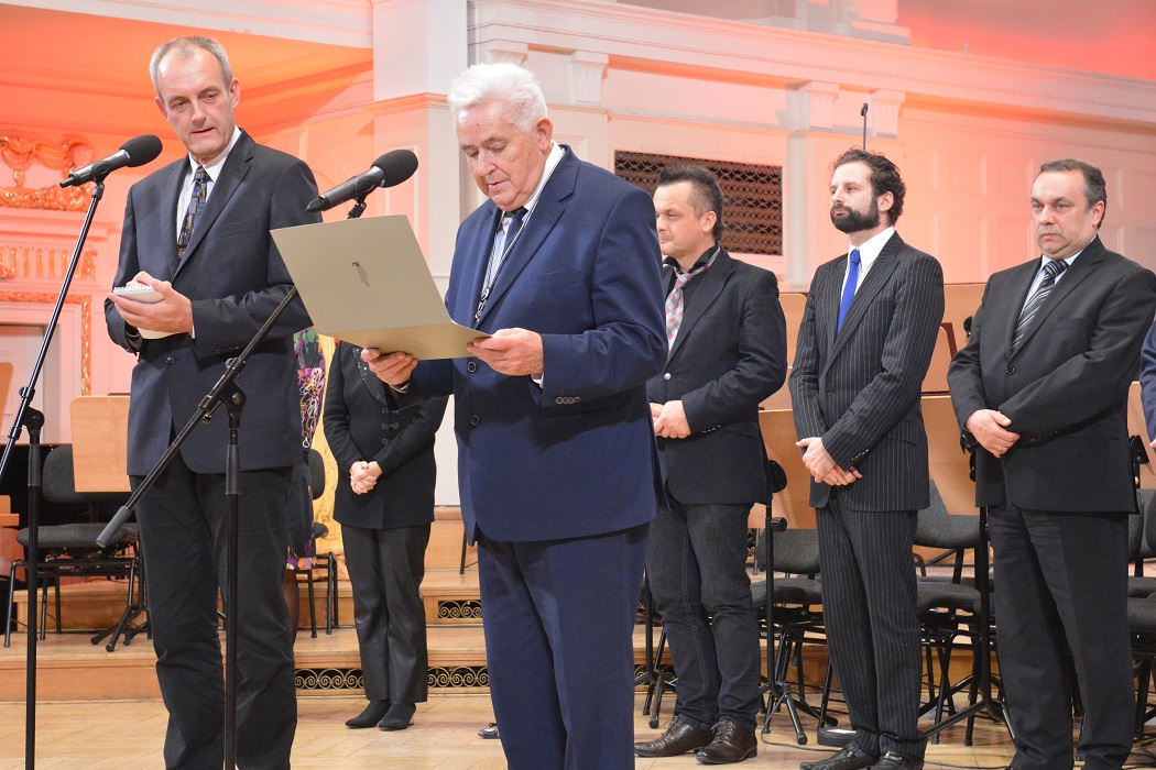 Ogłoszenie wyników. Andrzej Wituski - dyrektor Konkursu, Waldemar Łyś - tłumacz. Z tyłu jurorzy. Fot. T. Boniecki