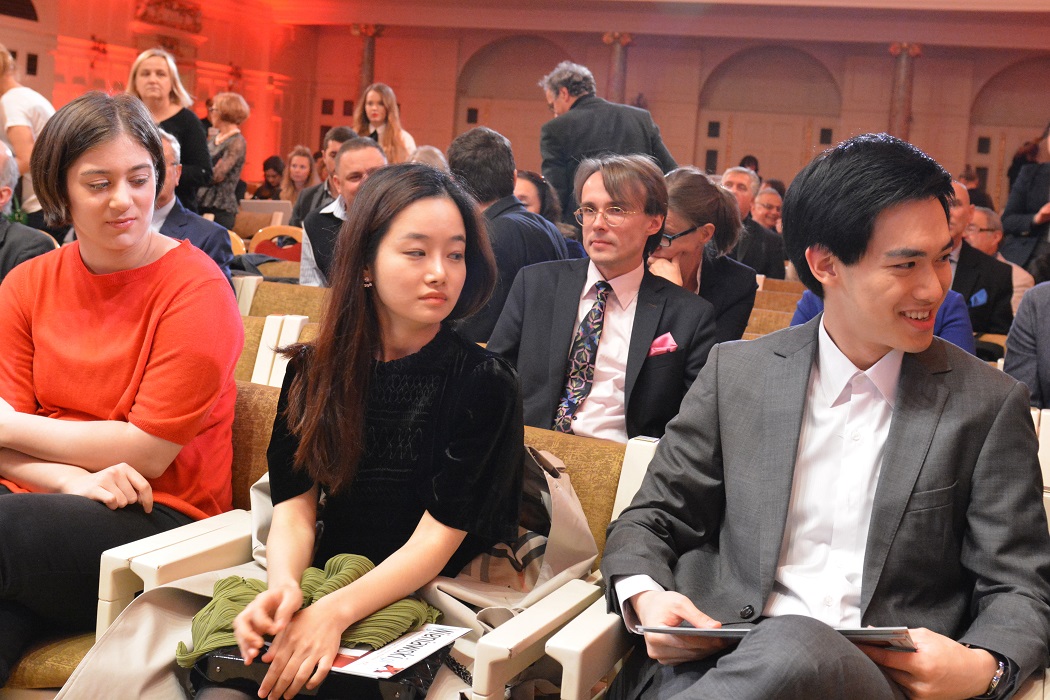 Ogłoszenie wyników. Od lewej Veriko Tchumburidze, Bomsori Kim, Richard Lin. Fot. T. Boniecki