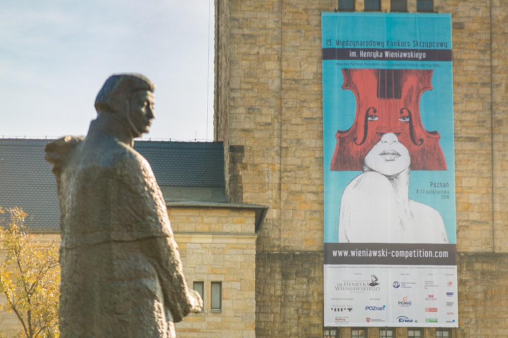 Wystawa na Placu Mickiewicza w Poznaniu poświęcona historii Międzynarodowych Konkursów Skrzypcowych im. Henryka Wieniawskiego